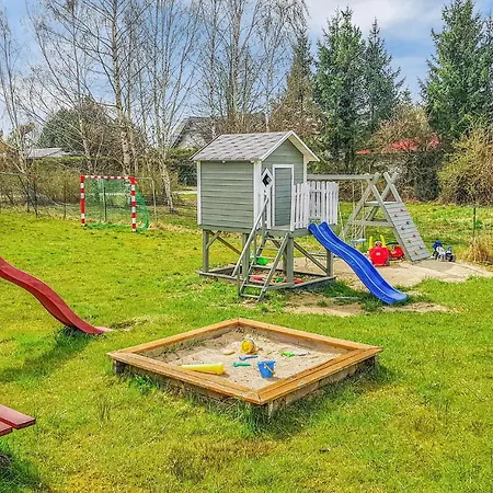 2 Bedroom Gorgeous In Ferienhaus Sianożęty